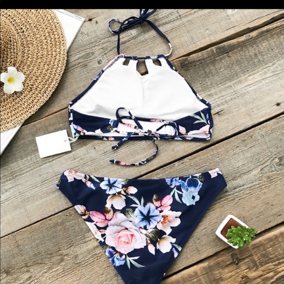 5 🌟rated! Navy floral halter 2 piece - Picture 6 of 10